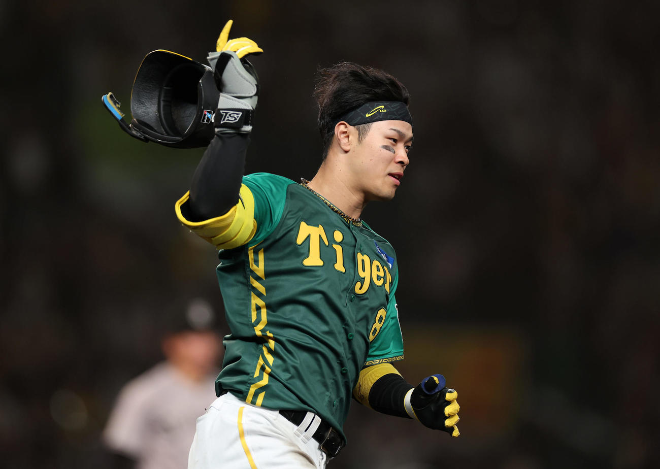 阪神対巨人　10回裏阪神無死満塁、サヨナラ適時打を放ちヘルメットを脱ぎ捨てる佐藤輝（撮影・前田充）