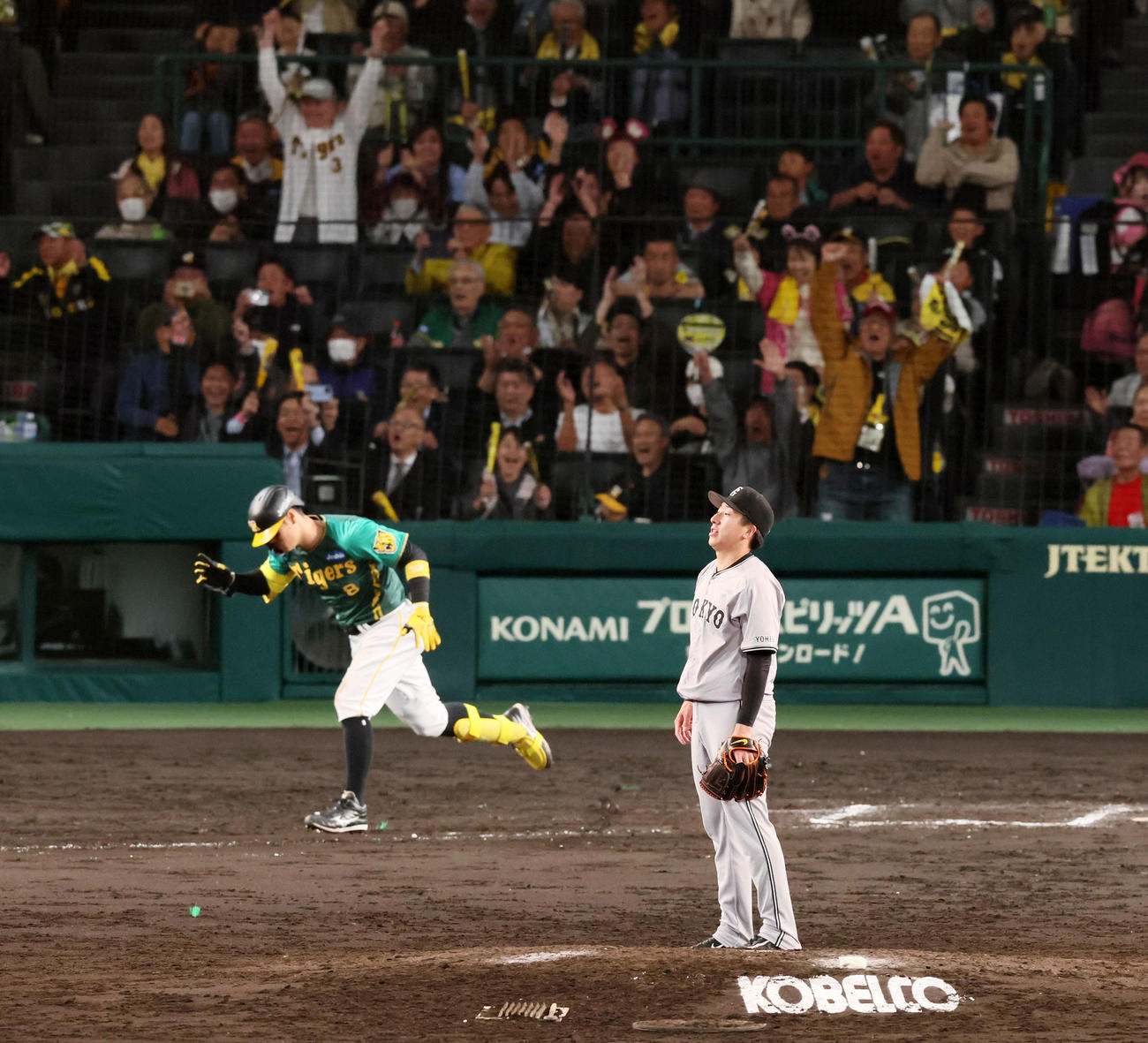 阪神対巨人　10回裏阪神無死満塁、大勢は佐藤輝にサヨナラ右適時打打たれる（撮影・加藤哉）