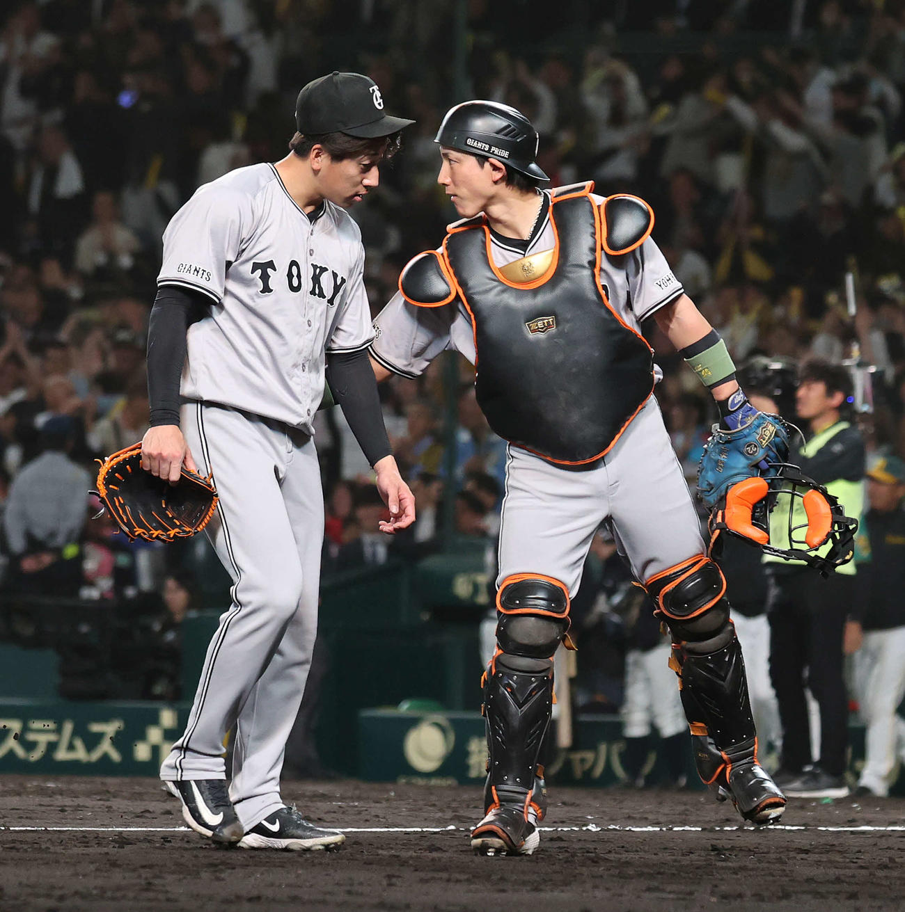 阪神対巨人　10回裏阪神無死満塁、佐藤輝にサヨナラ打を浴び、がっくりと引き揚げる大勢（左）とねぎらう小林（撮影・河野匠）