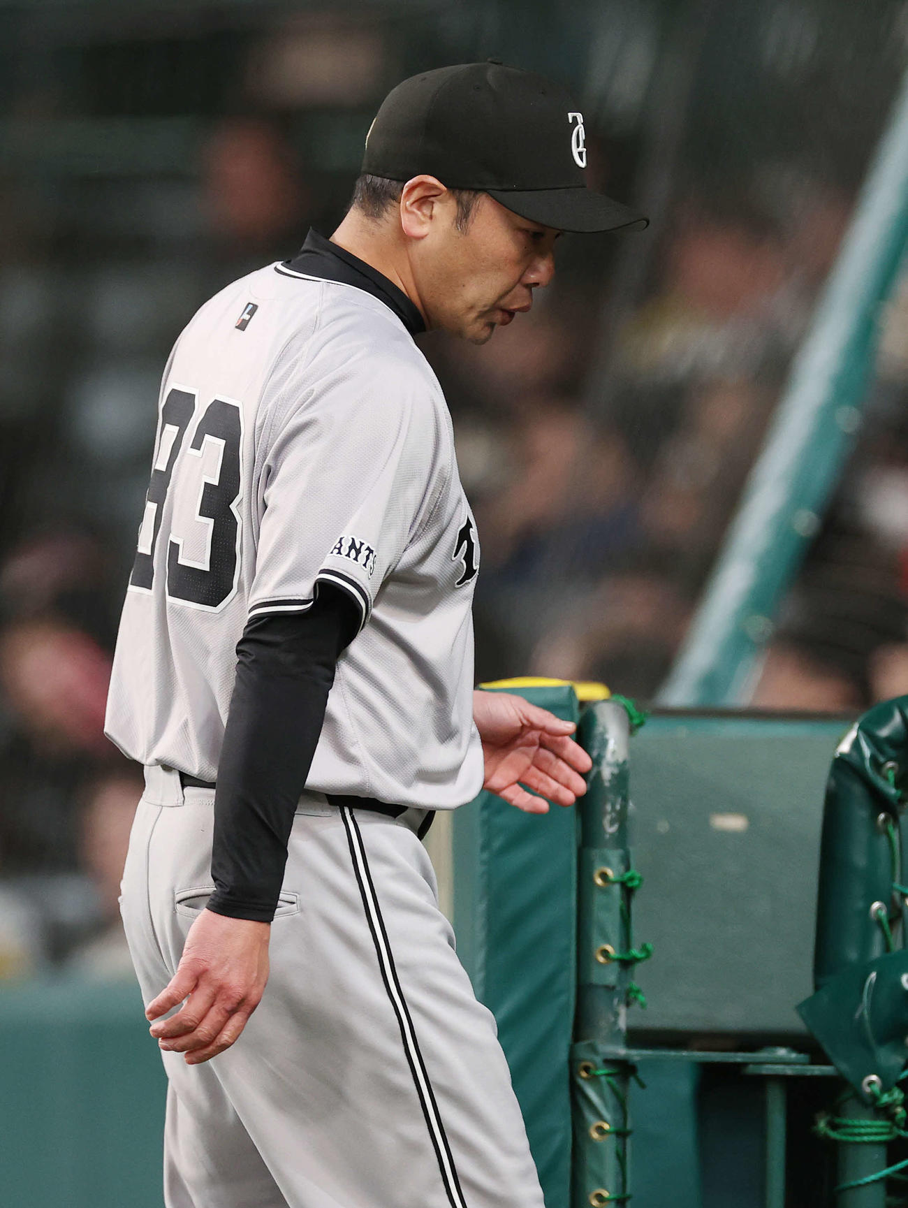 阪神対巨人　8回裏阪神1死一、二塁、菅野に降板を告げ、ベンチへ戻る阿部監督（撮影・河野匠）