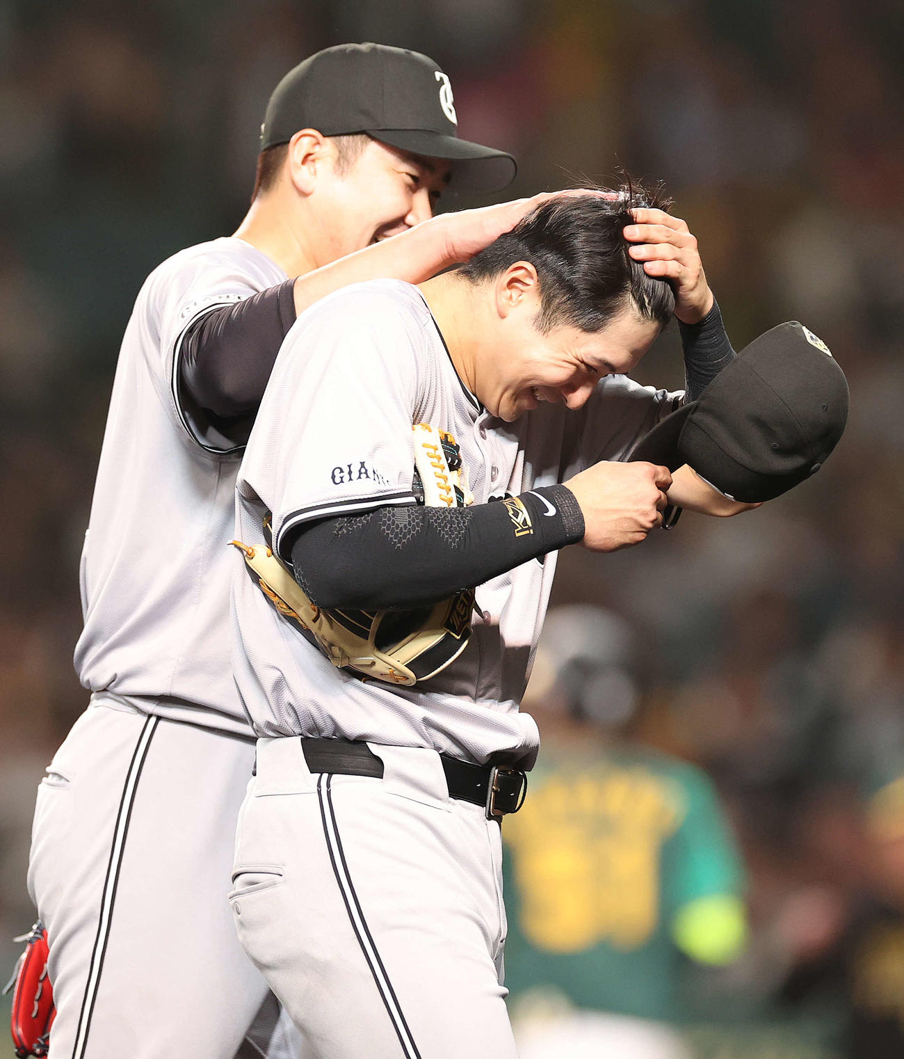阪神対巨人　5回裏を終え、悪送球した泉口（手前）の謝罪？　を笑顔で受け入れる菅野（撮影・河野匠）