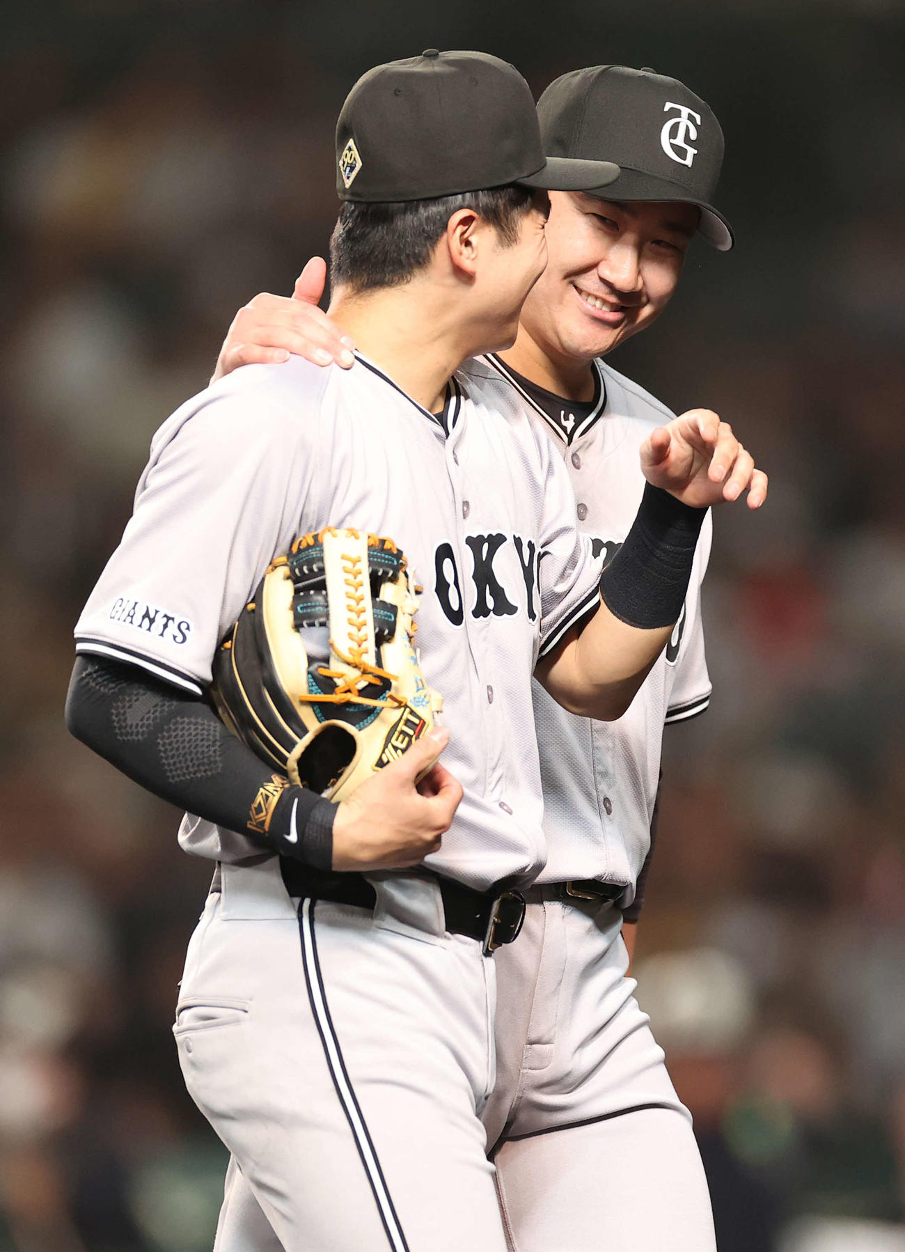 阪神対巨人　5回裏を終え、悪送球した泉口（手前）の謝罪？　を笑顔で受け入れる菅野（撮影・河野匠）