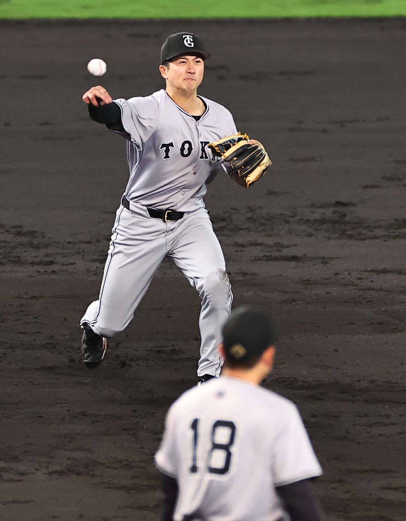 阪神対巨人　5回裏阪神2死、泉口は近本の三ゴロを捕球するも一塁へ悪送球（撮影・上田博志）