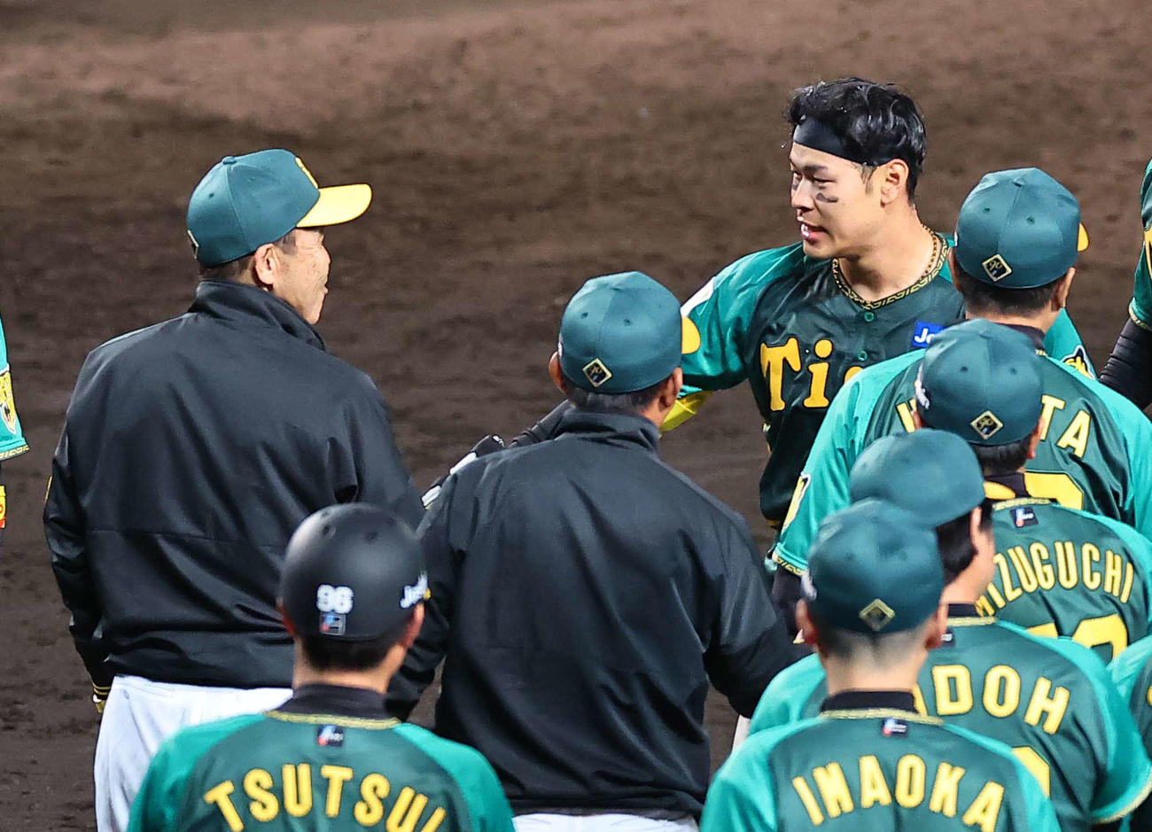 阪神対巨人　10回裏阪神無死満塁、サヨナラ安打を放った佐藤輝（中央右）は岡田監督と握手を交わす（撮影・上田博志）