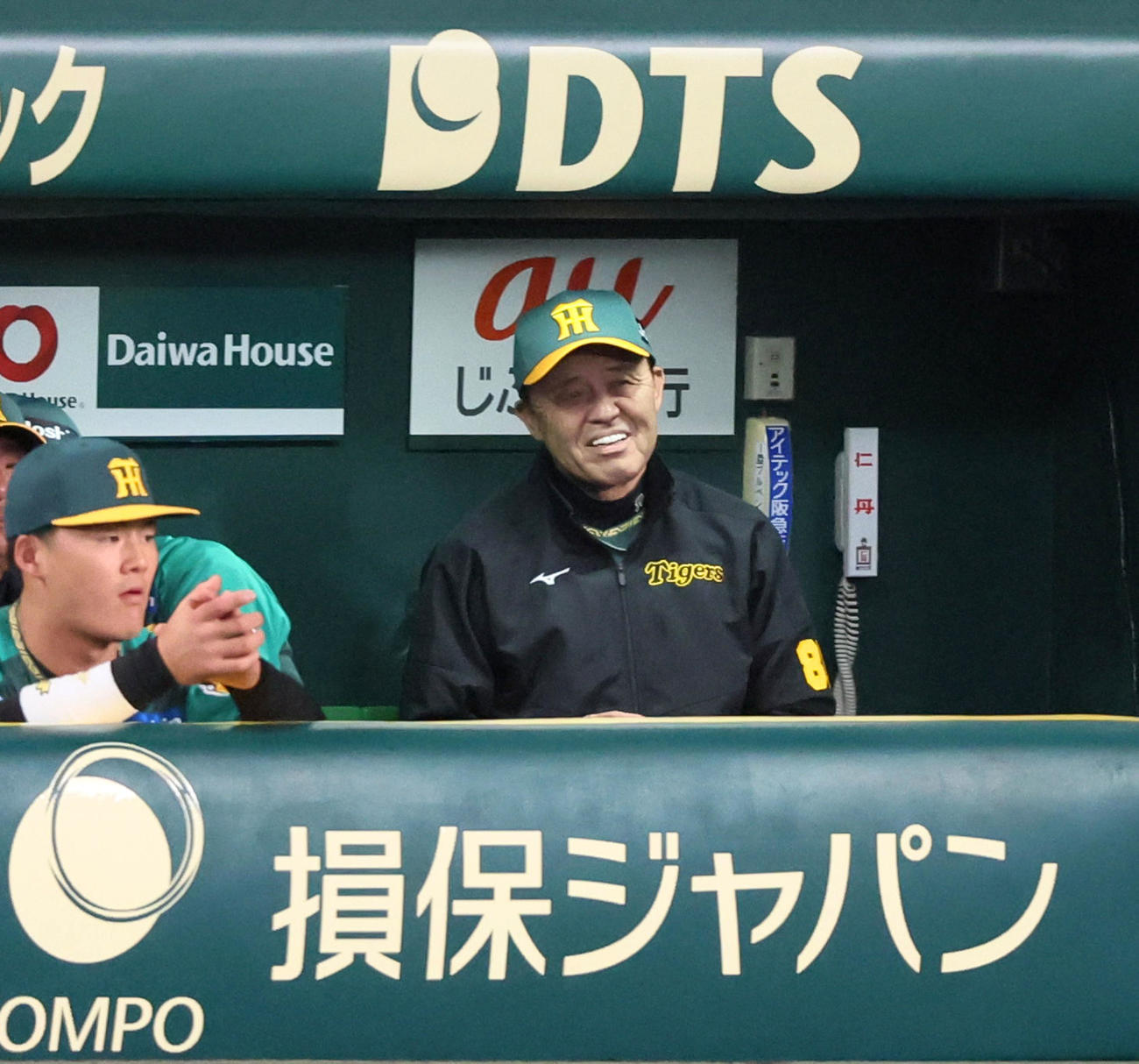 阪神対巨人　8回裏阪神1死一、二塁、ベンチで笑みを見せる岡田監督（撮影・加藤哉）