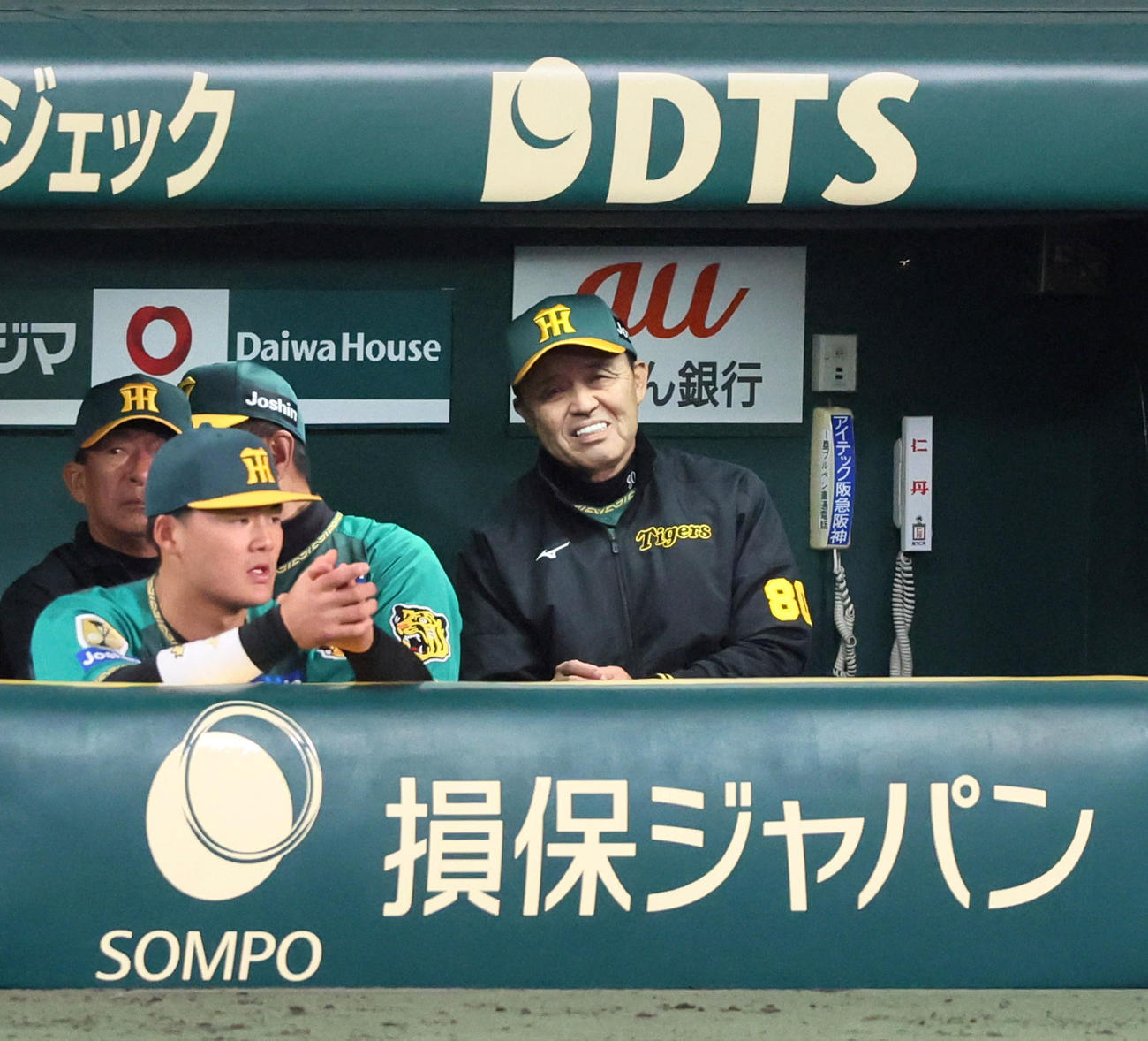 阪神対巨人　8回裏阪神1死一、二塁、ベンチで笑みを見せる岡田監督（撮影・加藤哉）