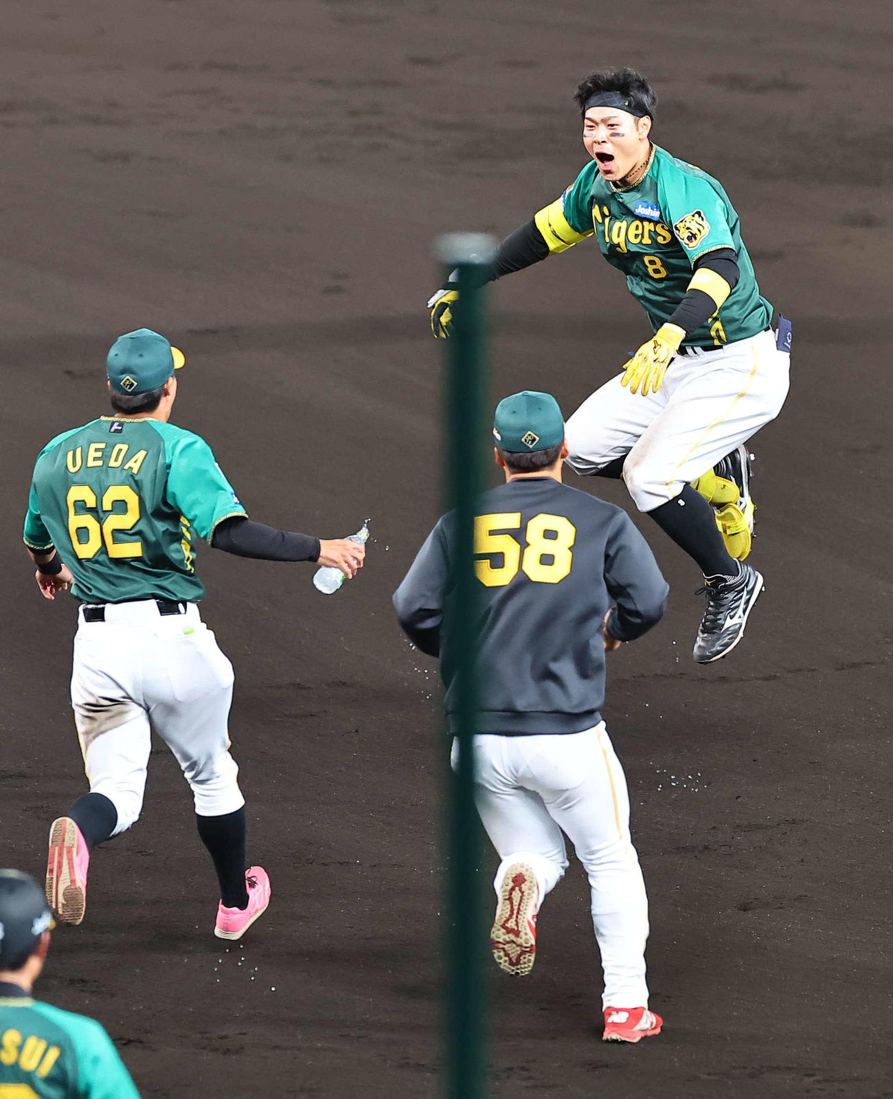 阪神対巨人　10回裏阪神無死満塁、佐藤輝（右）はサヨナラ安打を放つ（撮影・上田博志）