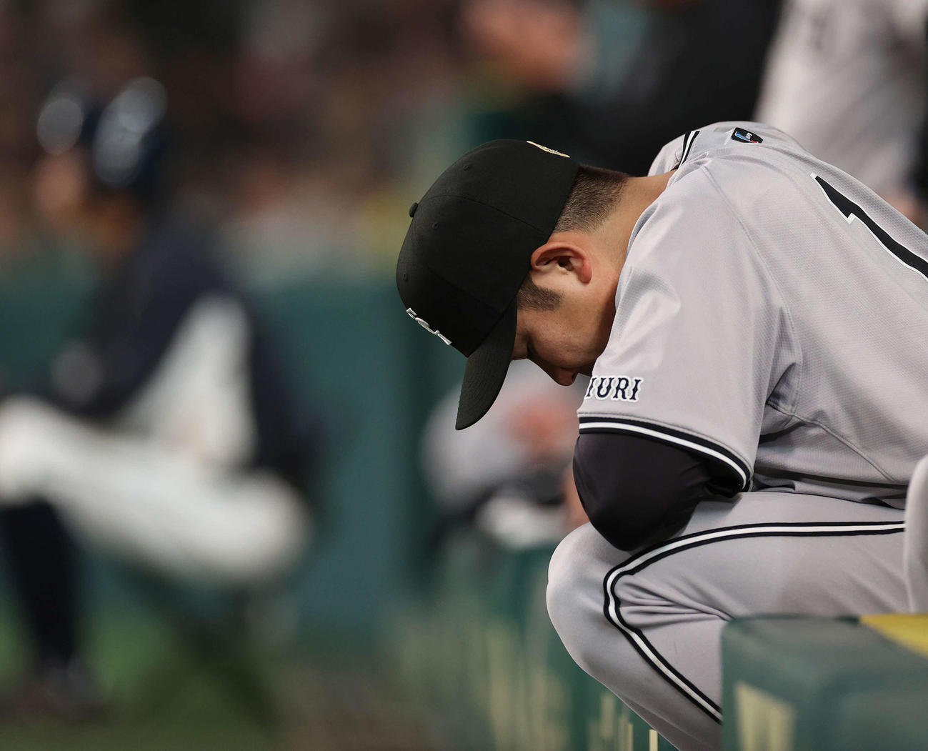 阪神対巨人　8回裏途中に降板し、ベンチでうつむく菅野（撮影・河野匠）