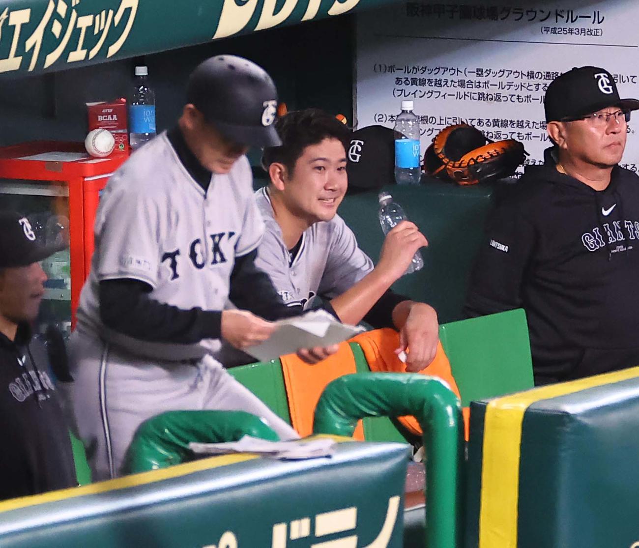 阪神対巨人　8回、同点に追いつかれた菅野（中央）はベンチで悔しそうな表情を見せる（撮影・上田博志）