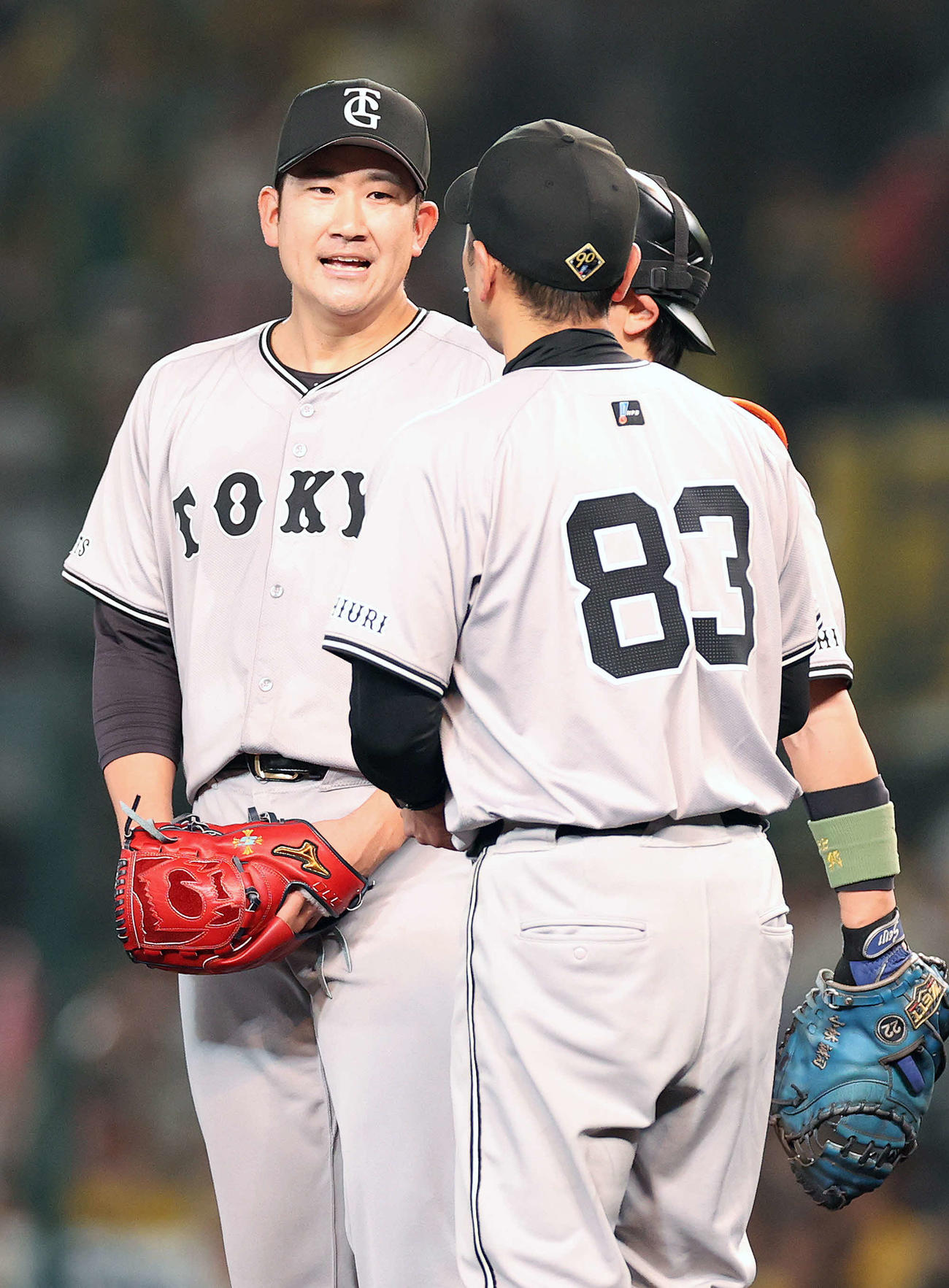 阪神対巨人　8回裏阪神1死一、二塁、マウンドで阿部監督（手前）と言葉を交わす菅野（撮影・河野匠）