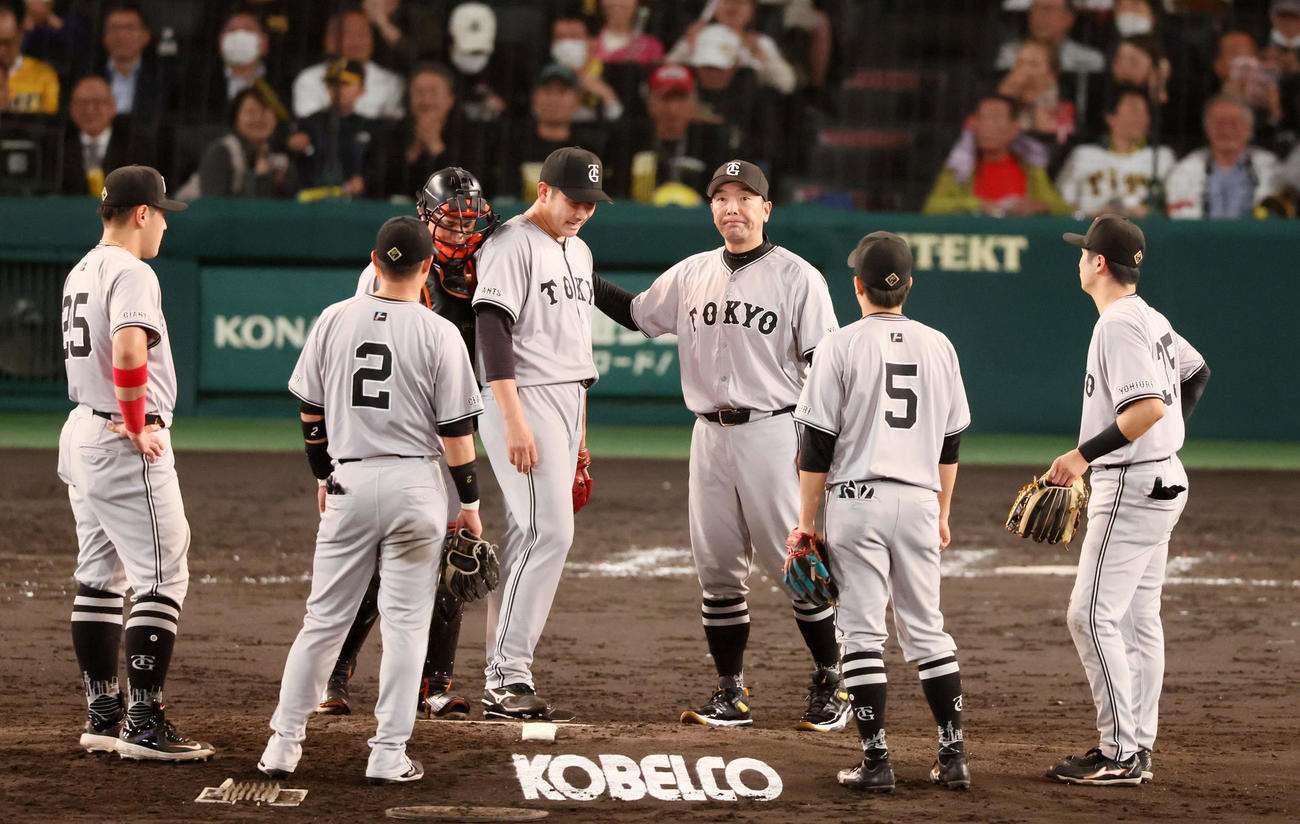 阪神対巨人　8回裏阪神1死一、二塁、阿部監督（右）はマウンドで菅野に降板を告げる（撮影・加藤哉）