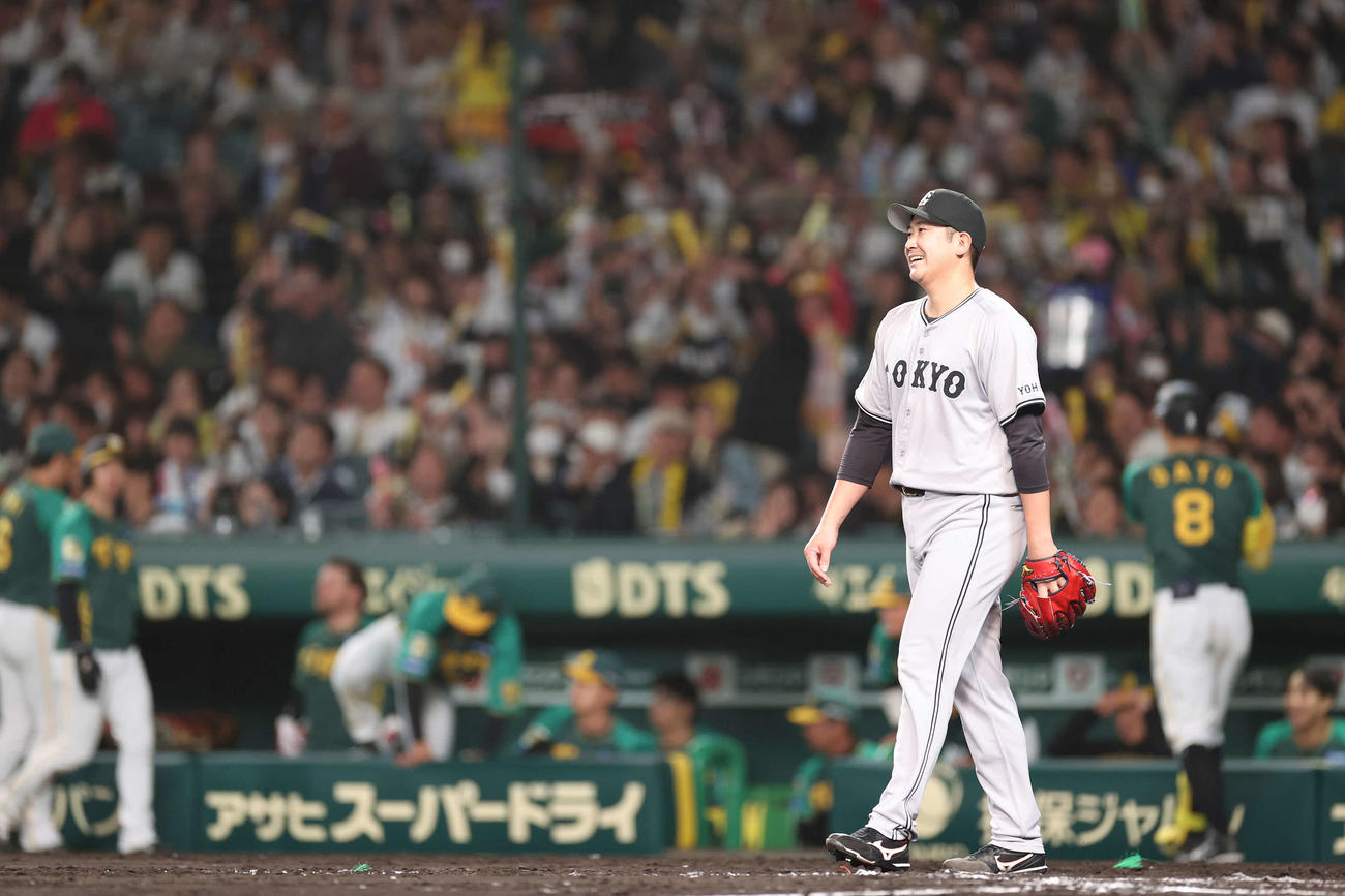 阪神対巨人　8回裏阪神1死一、二塁、森下に適時打を浴び、悔しそうな表情を見せる菅野（撮影・河野匠）