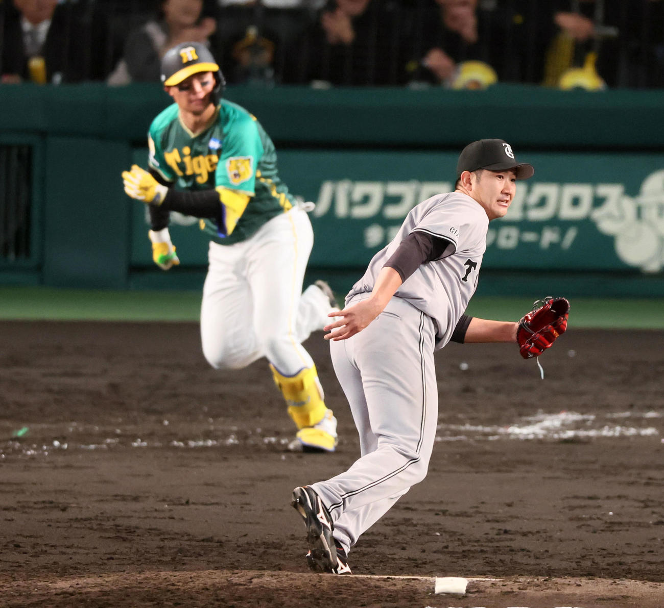 阪神対巨人　8回裏阪神1死一、二塁、菅野は森下に左適時打を打たれ失点（撮影・加藤哉）