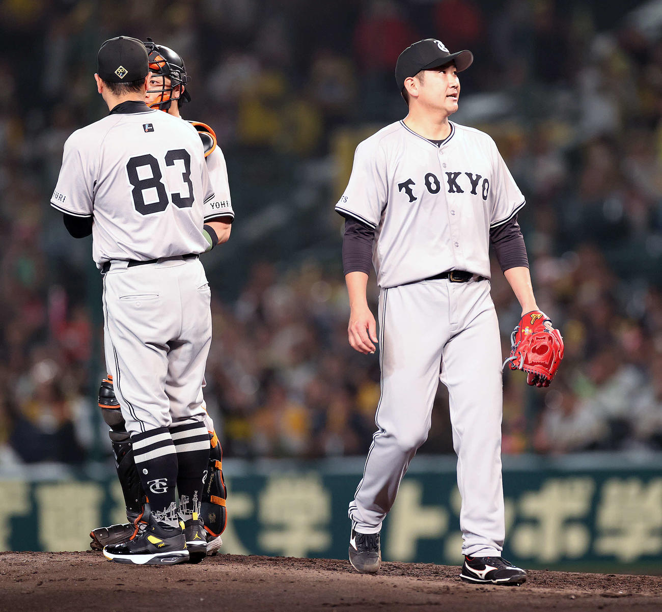 阪神対巨人　8回裏阪神1死一、二塁、マウンドを下りる菅野（撮影・河野匠）