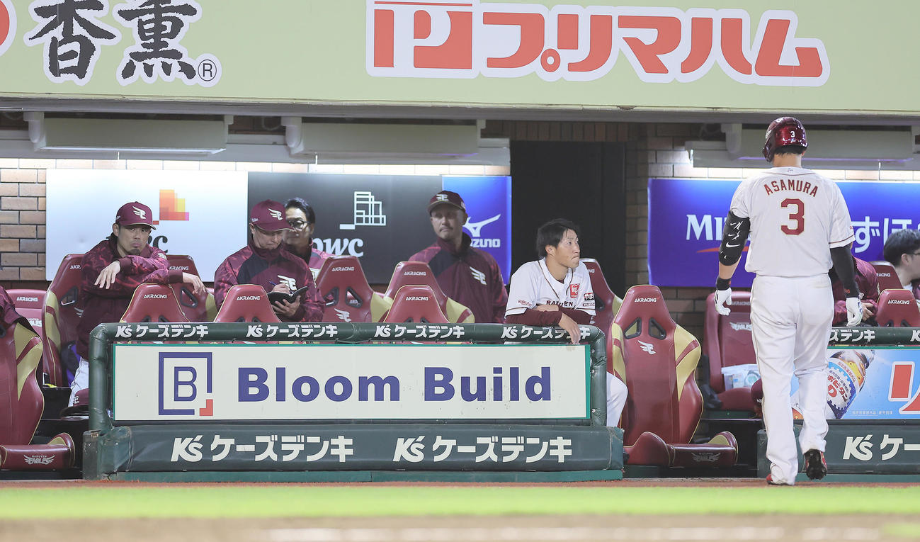 楽天対オリックス　9回裏楽天無死、中飛に倒れた浅村（右端）に厳しい表情を見せる今江監督（左端）（撮影・足立雅史）