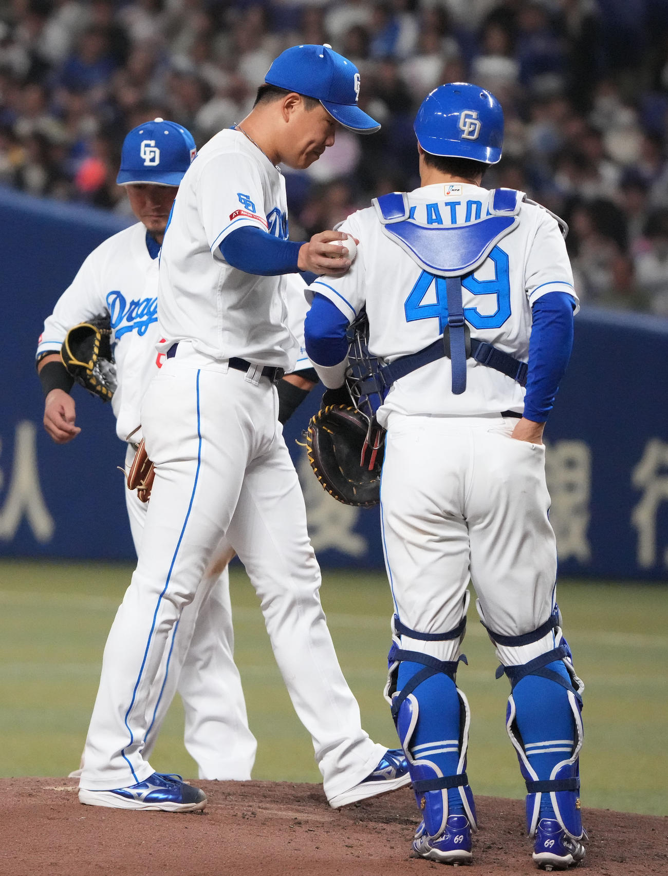中日対ヤクルト　4回表ヤクルト2死満塁、マウンドを降りる柳（中央）（撮影・森本幸一）