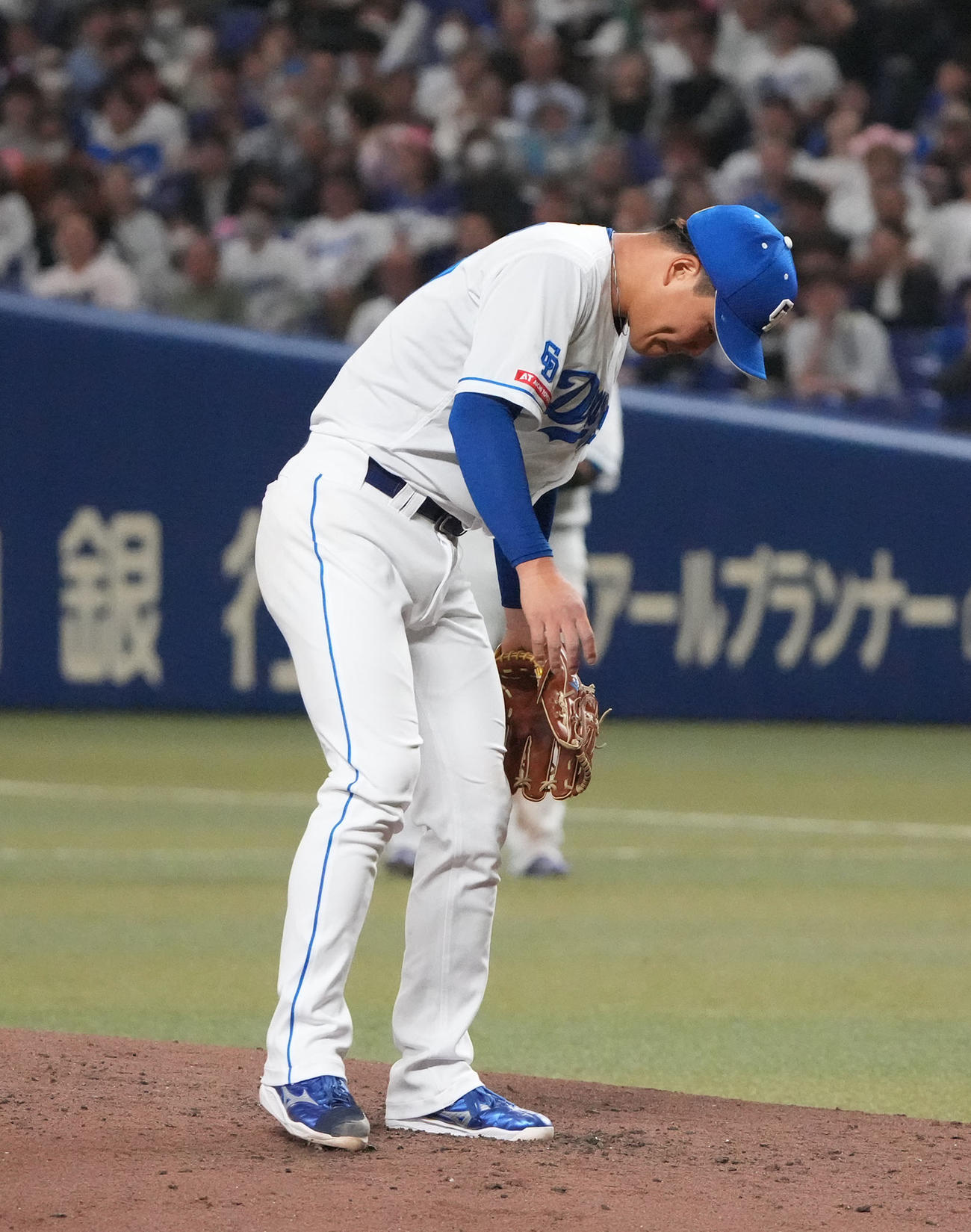 中日対ヤクルト　4回表ヤクルト2死満塁、青木宣親に押し出し四球を与えガックリする柳（撮影・森本幸一）