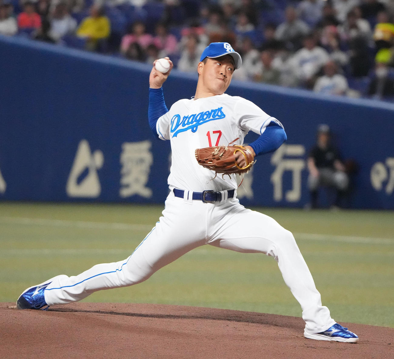 中日対ヤクルト　力投する中日先発の柳（撮影・森本幸一）