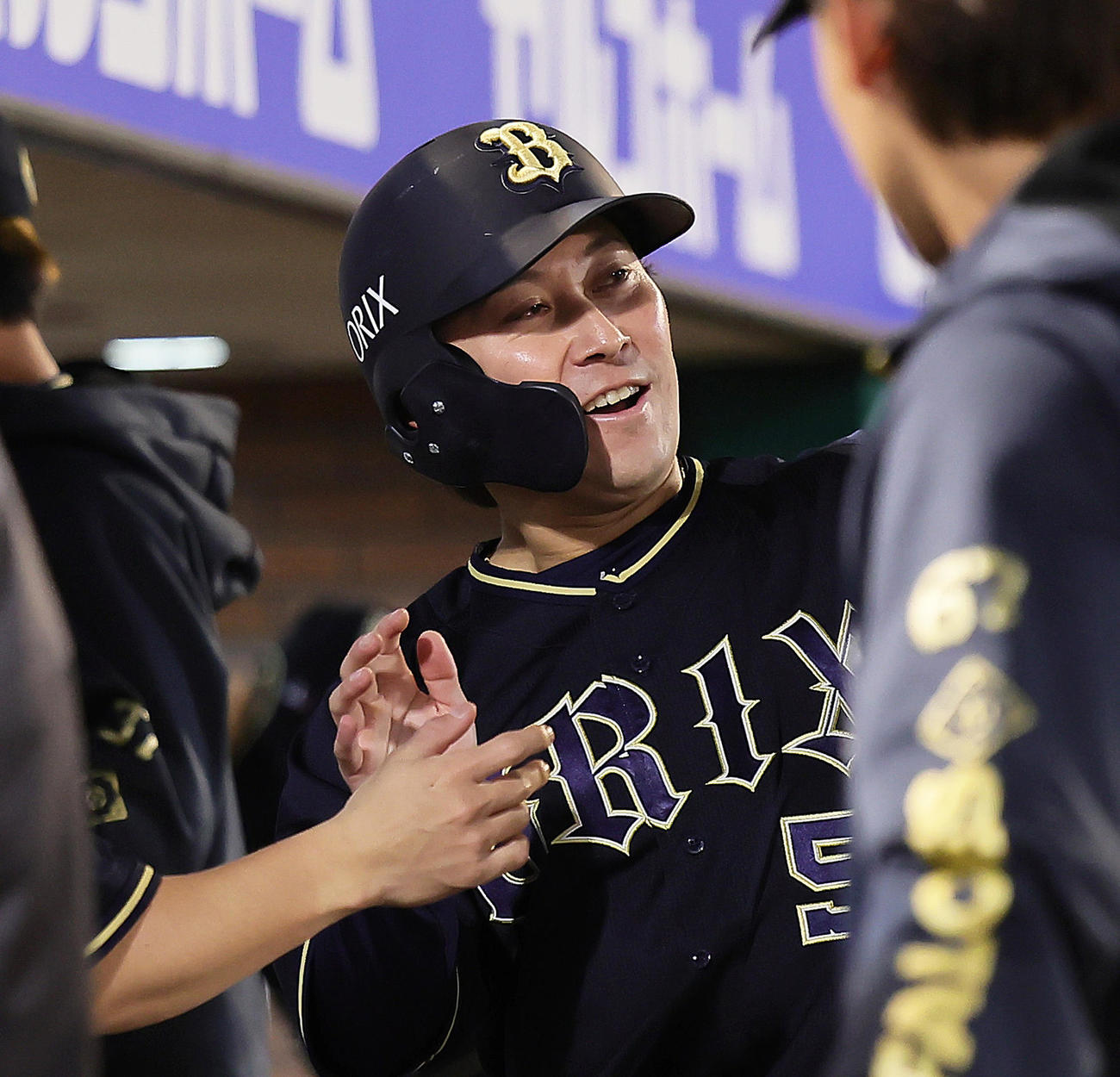 楽天対オリックス　5回表オリックス2死満塁、頓宮の左前2点適時打の生還し笑顔を見せる西野（撮影・足立雅史）