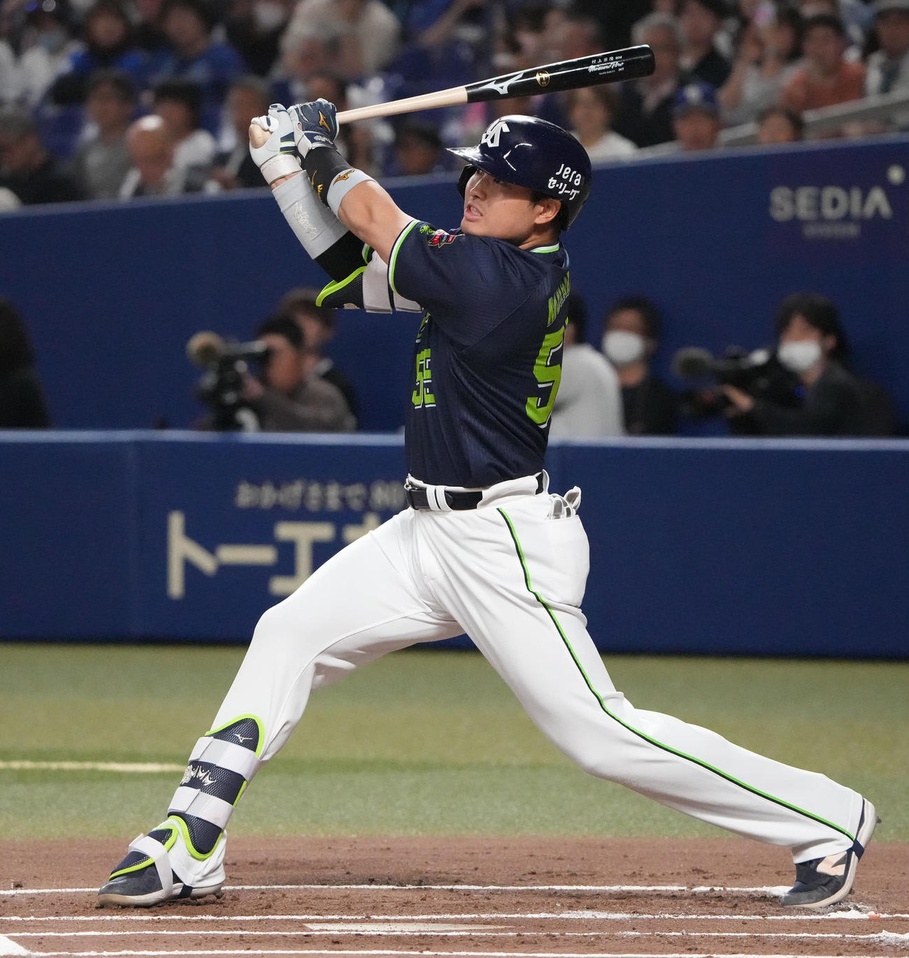 中日対ヤクルト　1回表ヤクルト2死一塁、左越え2点本塁打を放つ村上（撮影・森本幸一）