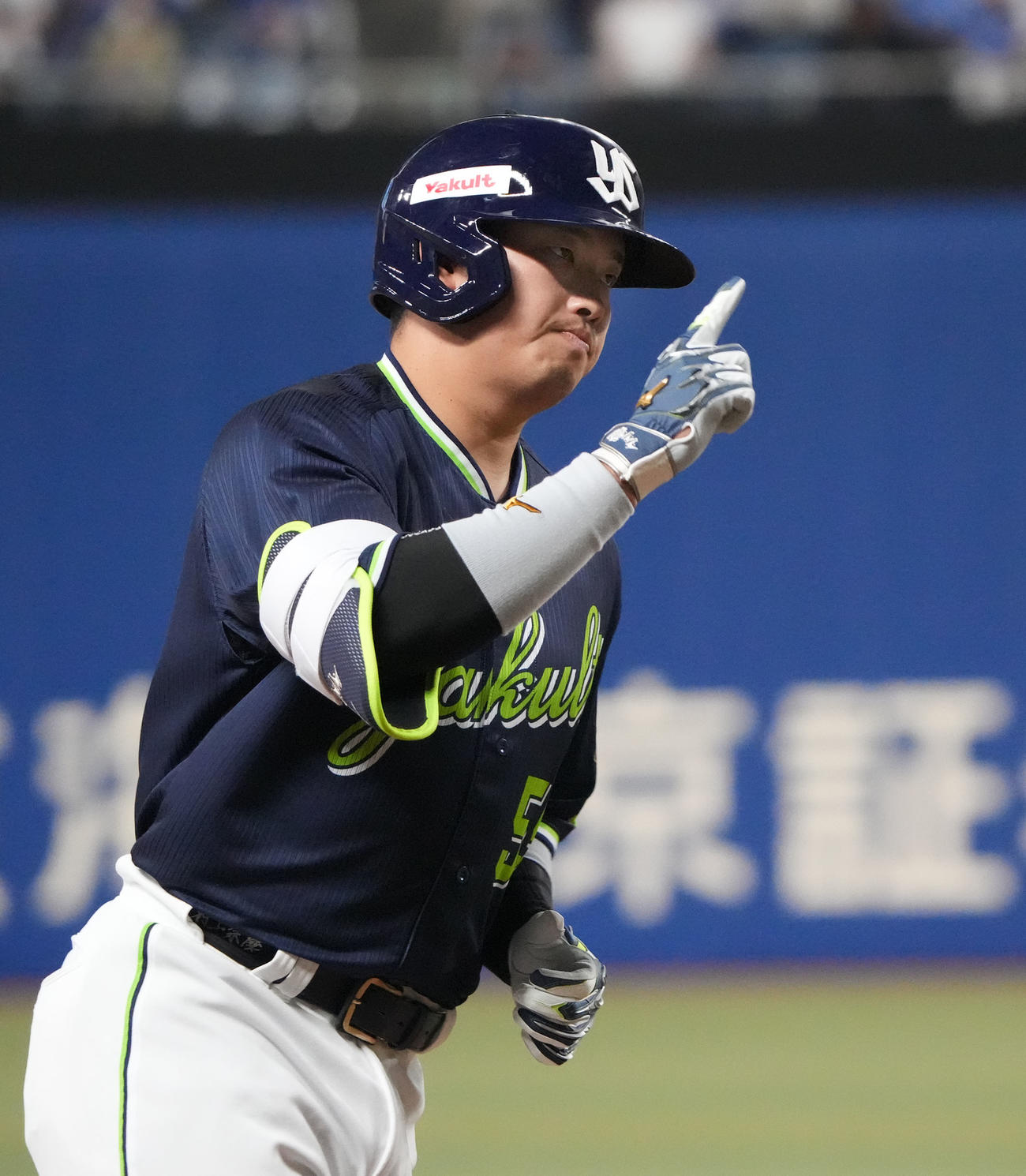 中日対ヤクルト　1回表ヤクルト2死一塁、左越え2点本塁打を放ちダイヤモンドをまわる村上（撮影・森本幸一）