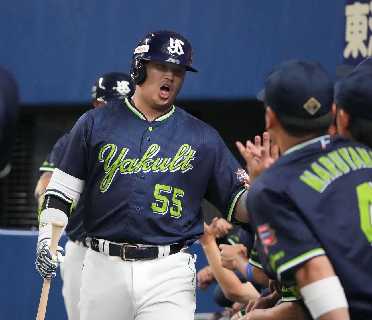 中日対ヤクルト　1回表ヤクルト2死一塁、左越え2点本塁打を放ちチームメートとタッチを交わす村上（撮影・森本幸一）