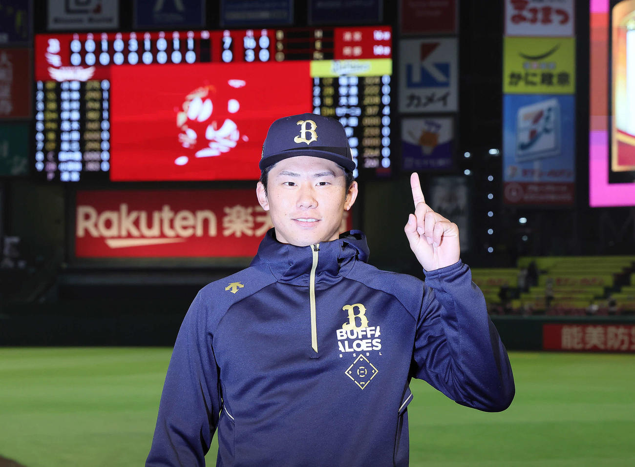 楽天対オリックス　今季初勝利を挙げ笑顔を見せるオリックス曽谷（撮影・足立雅史）