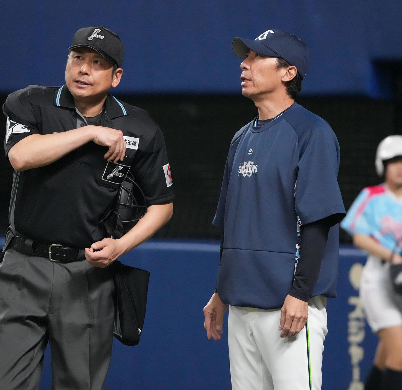 中日対ヤクルト　6回表終了、選手交代を告げる高津監督（右）（撮影・森本幸一）