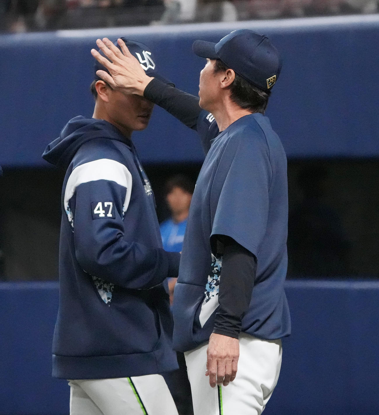 中日対ヤクルト　試合終了、高橋に手荒い出迎えをする高津監督（右）（撮影・森本幸一）