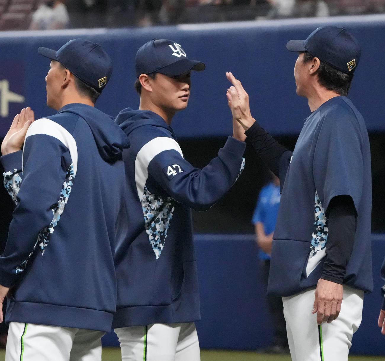 中日対ヤクルト　試合終了、高津監督とタッチを交わす高橋（中央）（撮影・森本幸一）