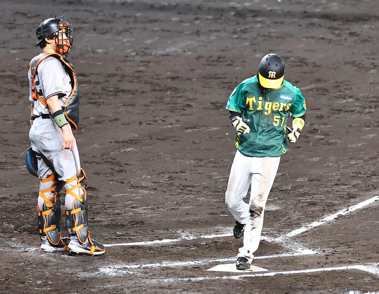 10回裏阪神無死満塁、佐藤輝のサヨナラ安打で生還する中野（撮影・上田博志）