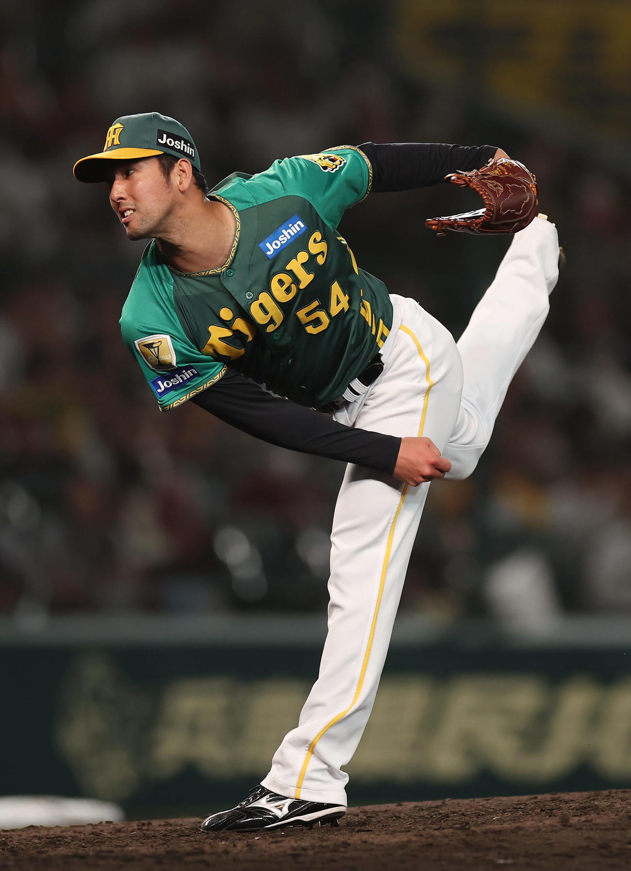力投する阪神4番手の加治屋（撮影・前田充）