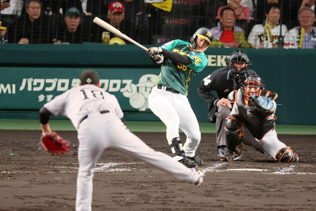 8回裏阪神無死、代打前川は左前打を放つ。投手は菅野（撮影・加藤哉）