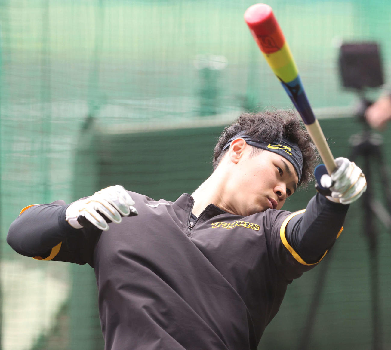 レインボーバットで練習を行う佐藤輝