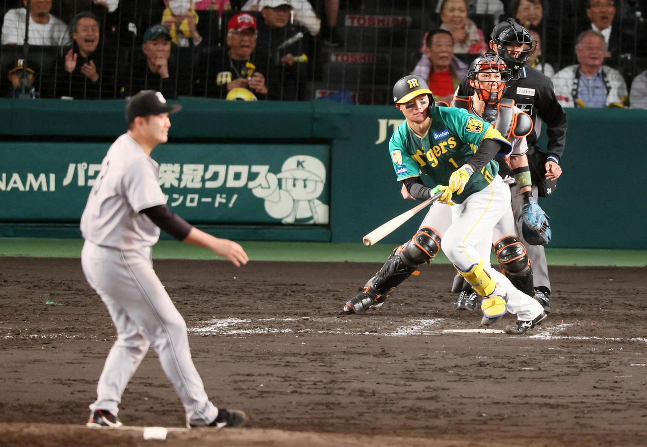 8回裏阪神1死一、二塁、森下は左適時打を放つ。投手は菅野（撮影・加藤哉）