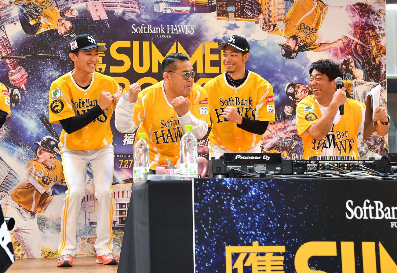 「鷹祭SUMMER BOOST」の発表会見で期間中に着用される特別ユニホームを着て、お笑いコンビダイノジの大地洋輔（左から2人目）、モノマネタレントの原口あきまさ（右端）と踊る大津（左端）と又吉（撮影・岩下翔太）