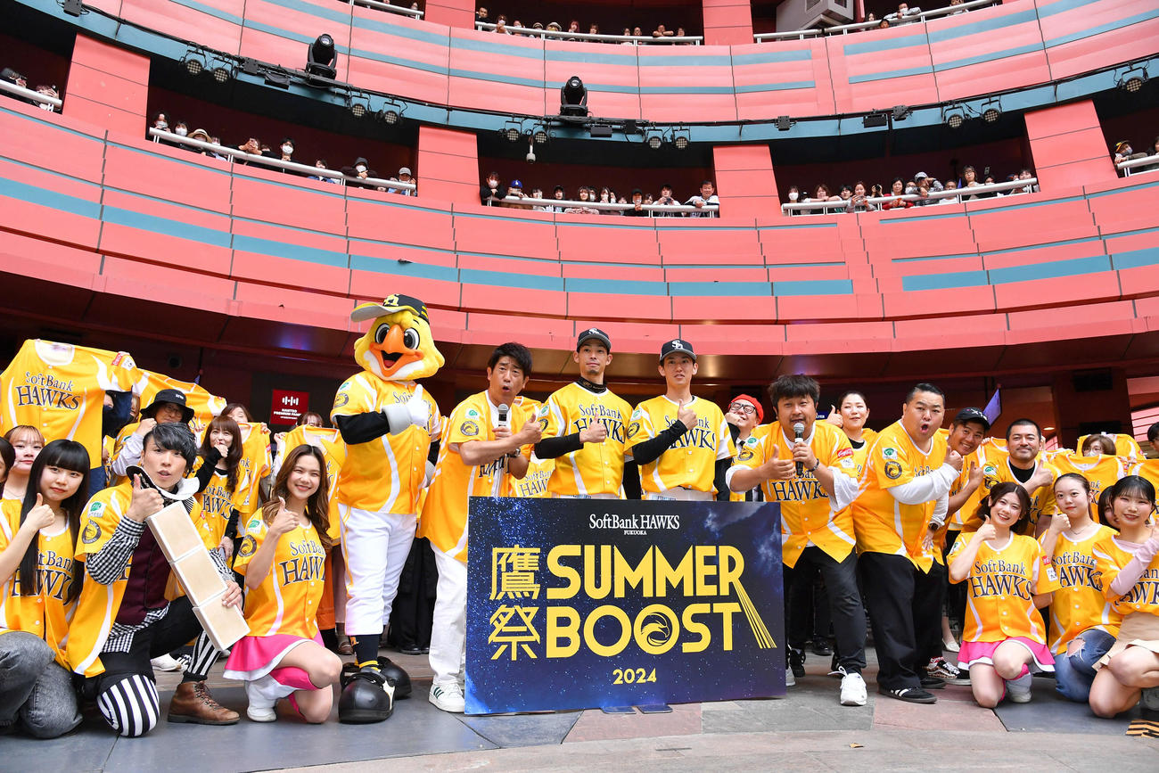 「鷹祭SUMMER BOOST」の発表会見で、期間中に着用される特別ユニホームを着て、モノマネタレントの原口あきまさ、お笑いコンビのダイノジとともにポーズを決める又吉（中央左）と大津（撮影・岩下翔太）