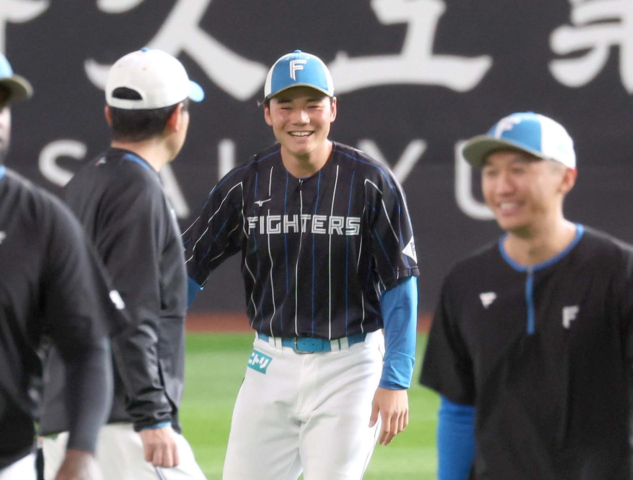 日本ハム対ロッテ　チームに合流し笑顔の清宮（撮影・黒川智章）