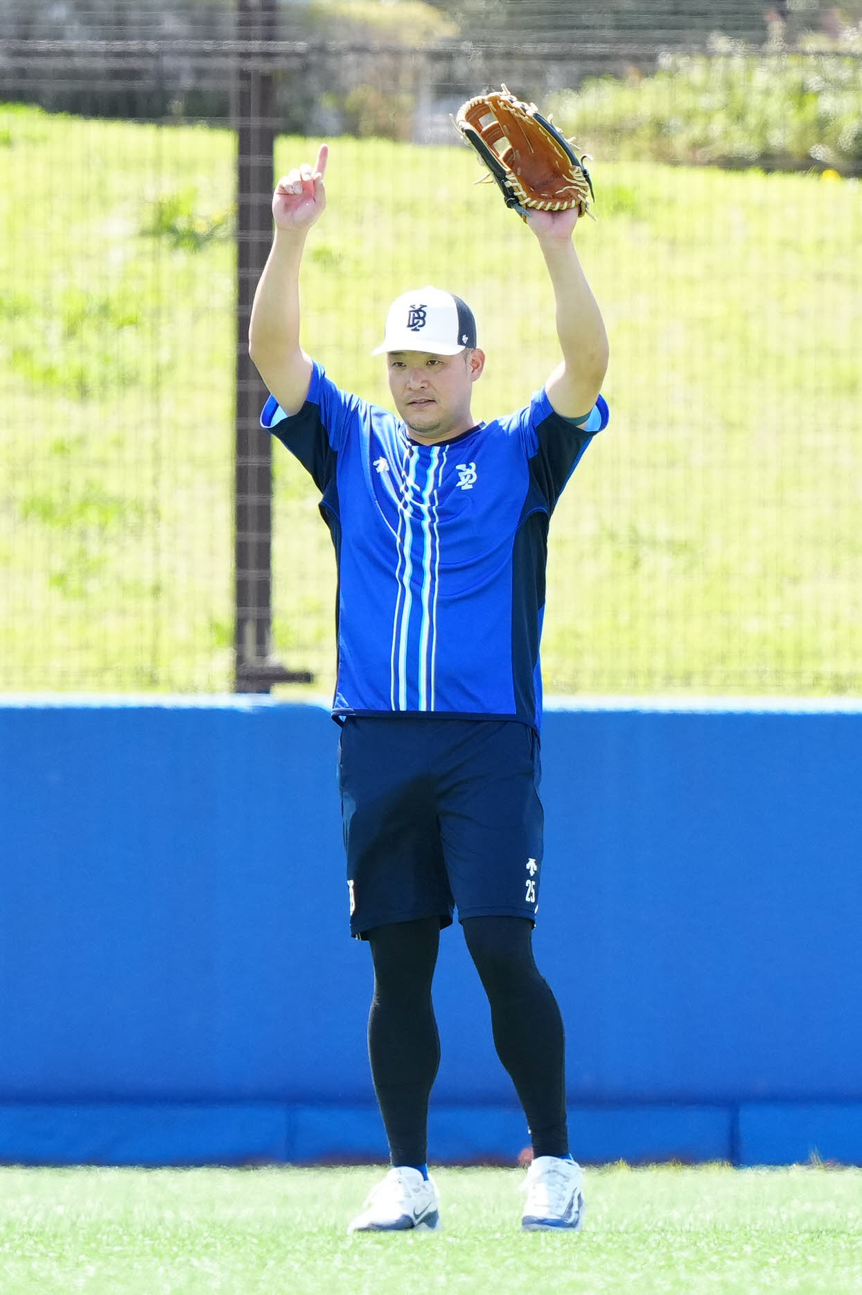ノックを受けるDeNA筒香（右）。左は勝又（撮影・江口和貴）