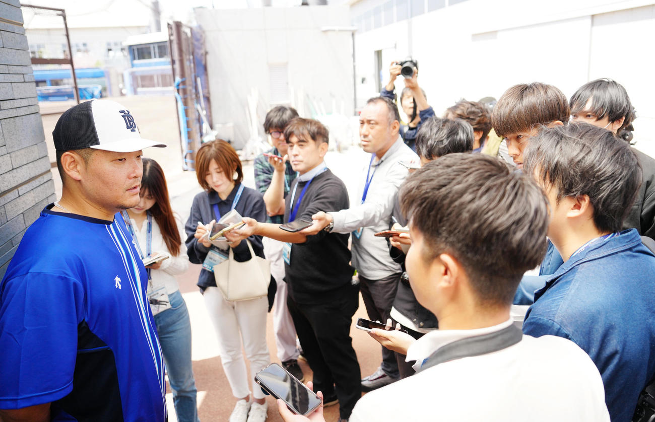 練習後、取材に応じるDeNA筒香（左端）（撮影・江口和貴）
