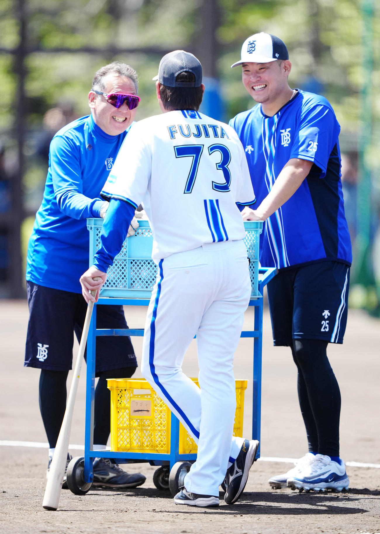 練習中、DeNA藤田育成野手コーチ（中央）らと談笑する筒香（右）（撮影・江口和貴）