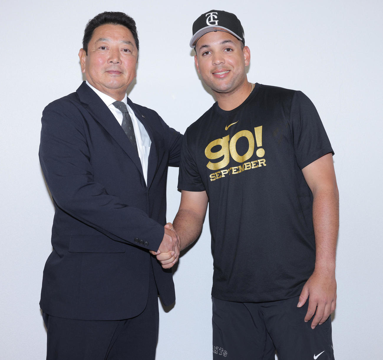 広島対巨人　支配下契約を結び吉村編成本部長（左）と写真に納まる巨人ウレーニャ