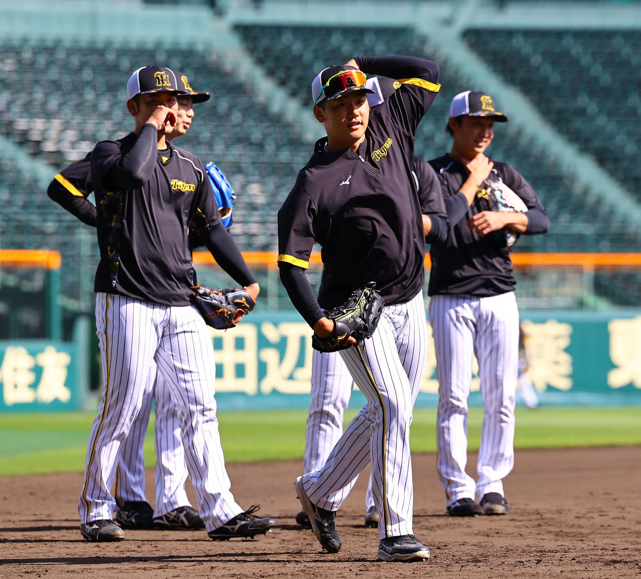 阪神対中日　1軍に合流した阪神門別（中央）（撮影・藤尾明華）