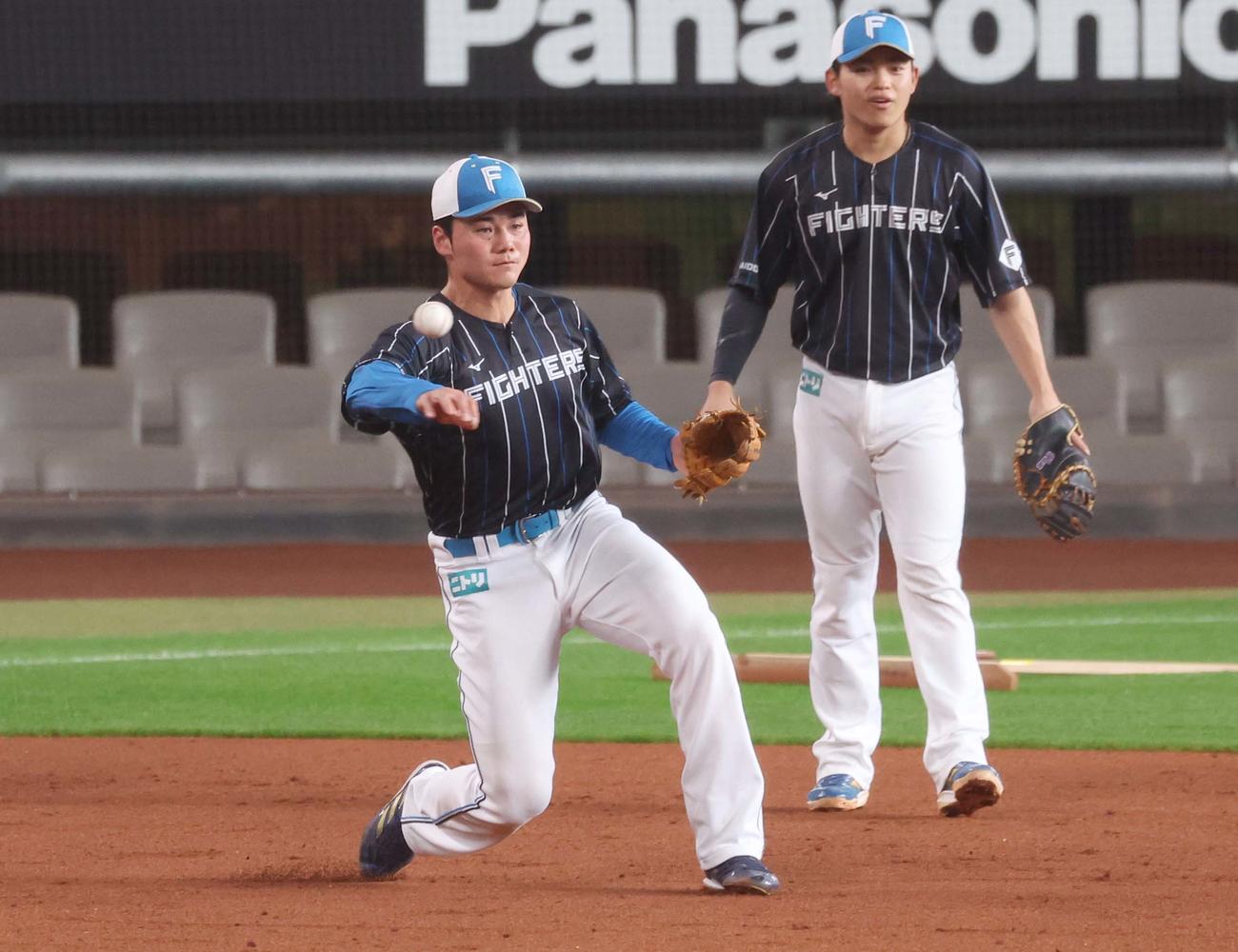 日本ハム対ロッテ　チームに合流しノックを受ける清宮（撮影・黒川智章）