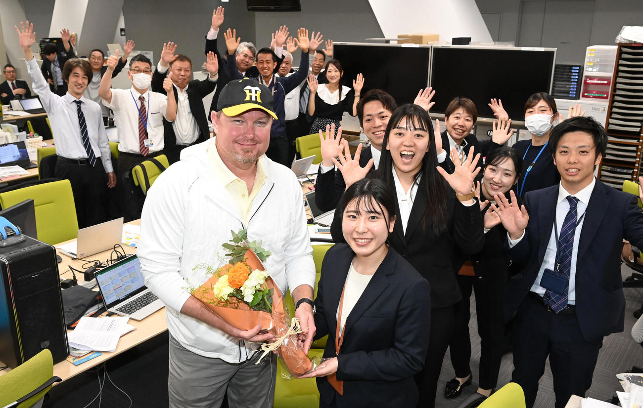 甲子園でのファーストピッチセレモニーを前に日刊スポーツに来社したクレイグ・ブラゼル氏（撮影・前岡正明）
