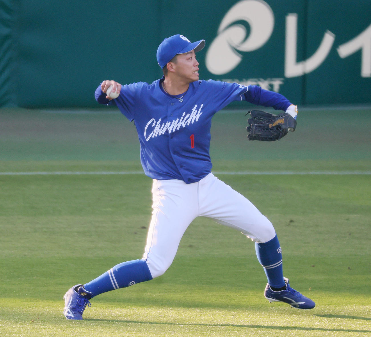 阪神対中日　シートノックを受ける岡林（撮影・加藤哉）