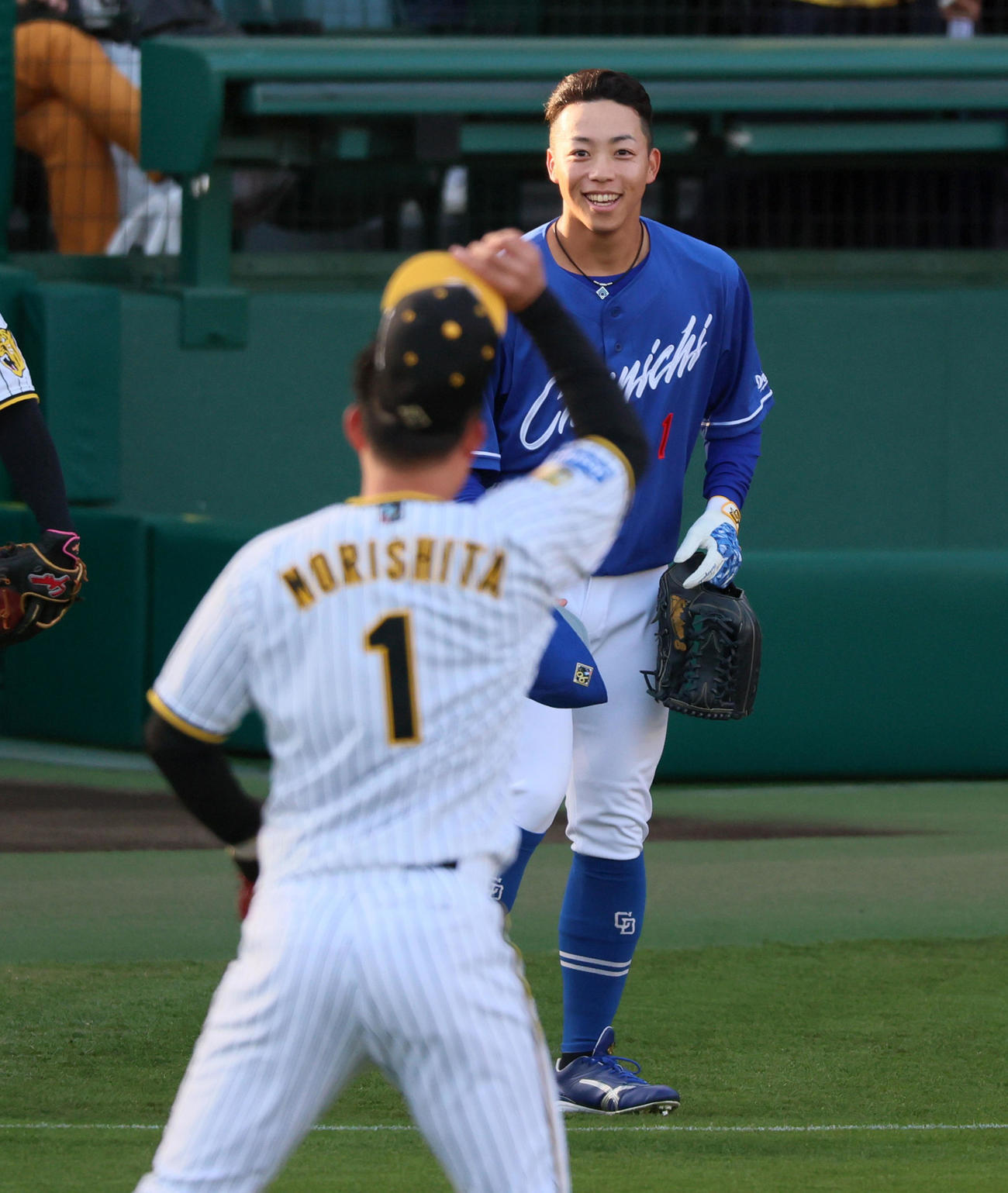 阪神対中日　シートノックを終え森下（左）とあいさつする岡林（撮影・加藤哉）