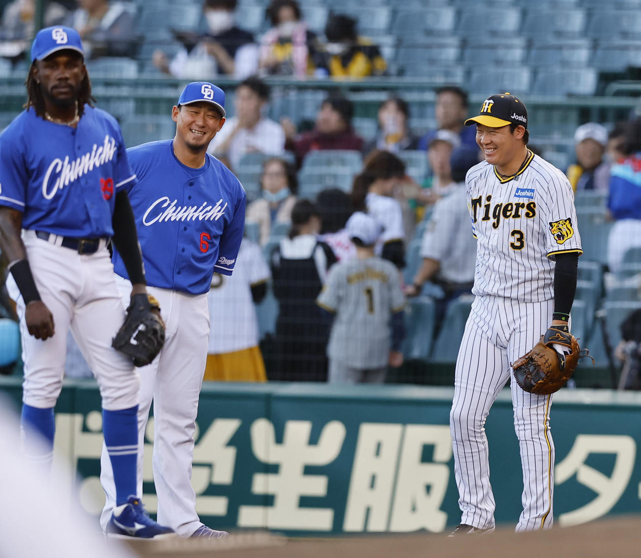 阪神対中日　話をする中日中田（中央）と阪神大山（右）（撮影・藤尾明華）