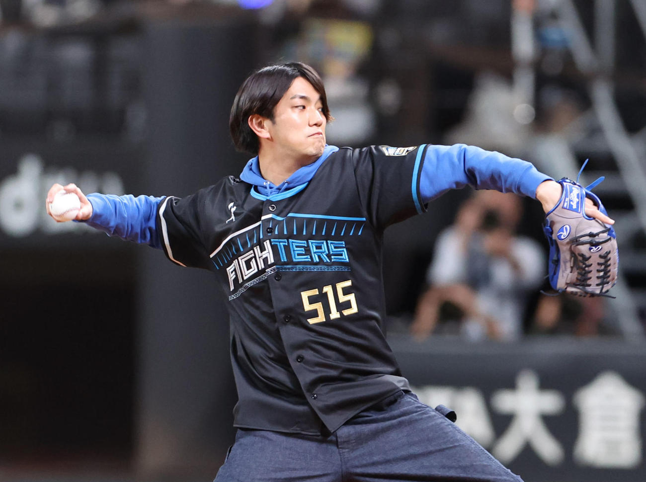 日本ハム対ロッテ　試合前、ファーストピッチを務めるAぇ！groupの正門良規（撮影・佐藤翔太）