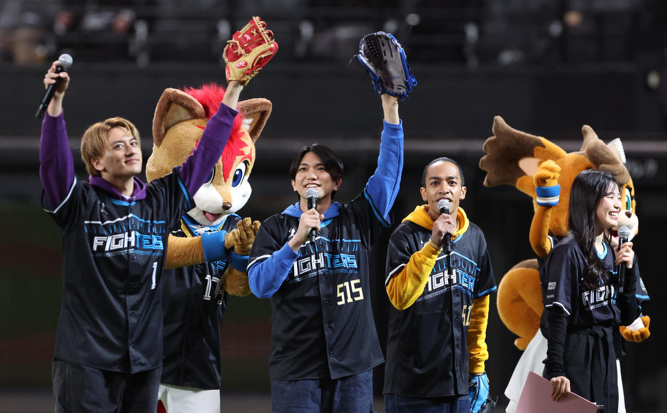 日本ハム対ロッテ　試合前、ファーストピッチセレモニーに登場するAぇ！groupの左から小島健、正門良規、草間リチャード敬太（撮影・佐藤翔太）